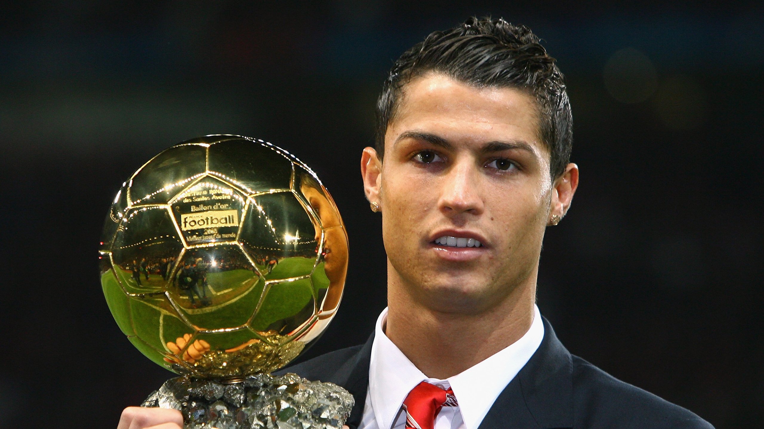 最后一分钟的争议点球决定比赛结果